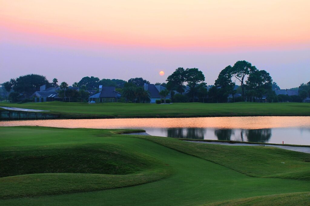 a destin golf course during sunset